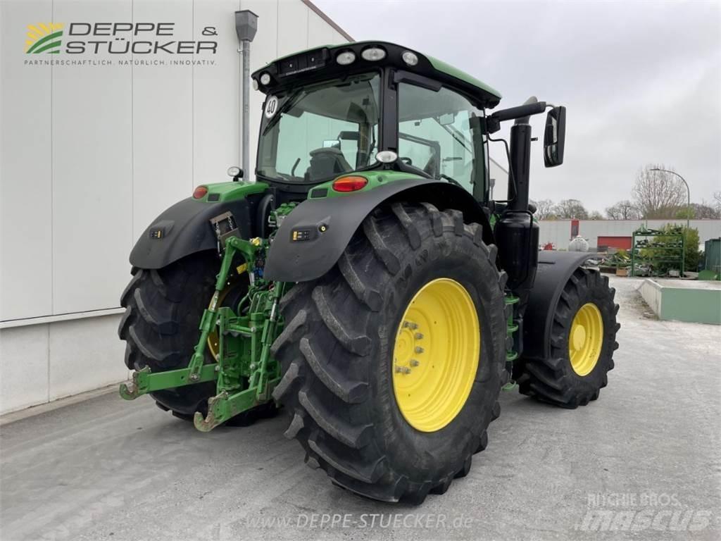 John Deere 6215R Traktory