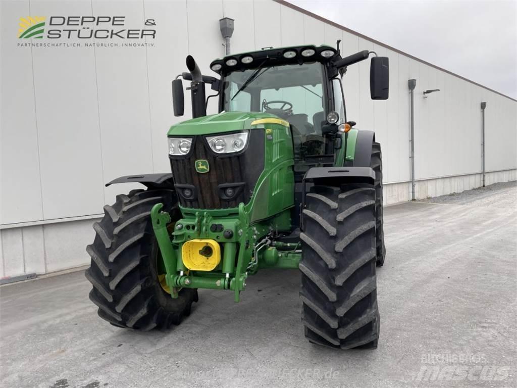 John Deere 6215R Traktory