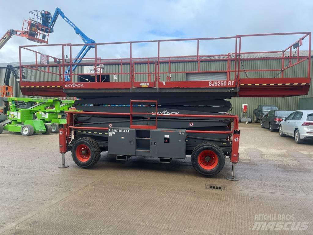 SkyJack SJ 9250 RT Nožnicové zdvíhacie plošiny
