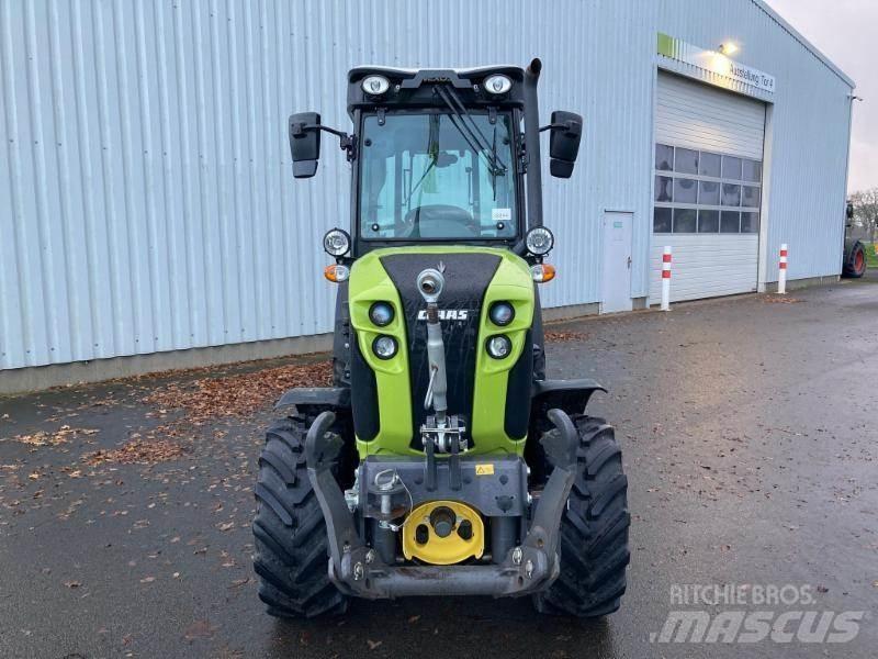CLAAS NEXOS 240 S Traktory