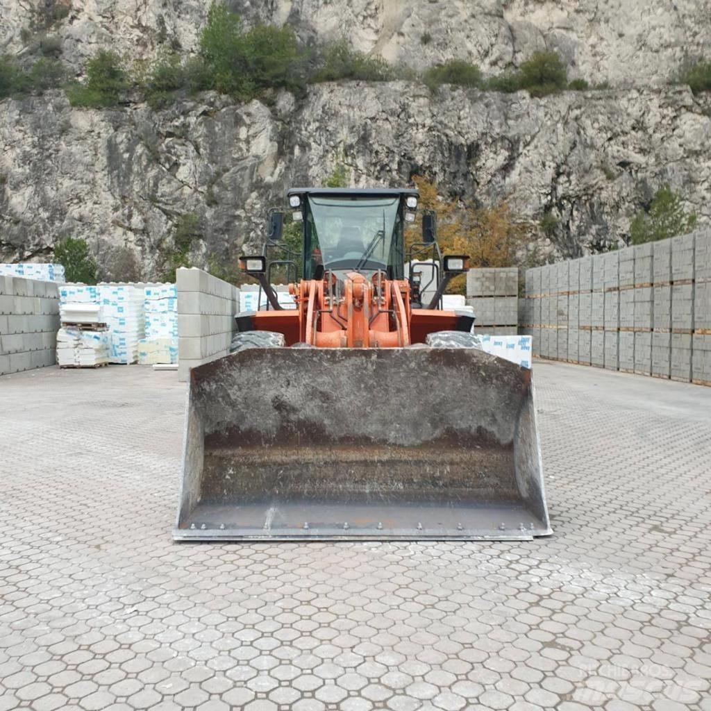 Hitachi ZW 220-5 Kolesové nakladače