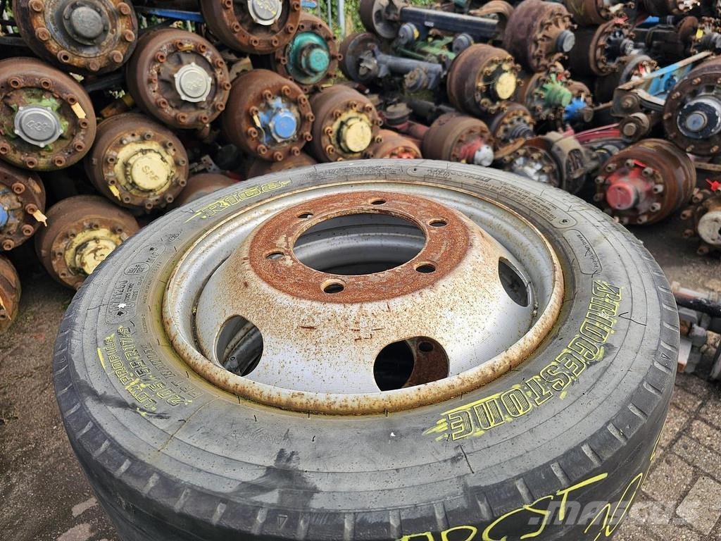 Bridgestone R 168 Plošinové nákladné automobily/nákladné automobily so sklápacími bočnicami