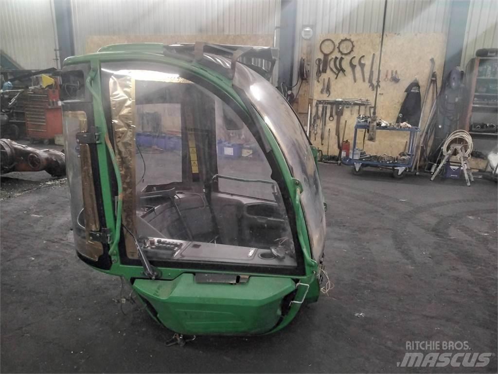 John Deere 1270E Kabíny a interiér