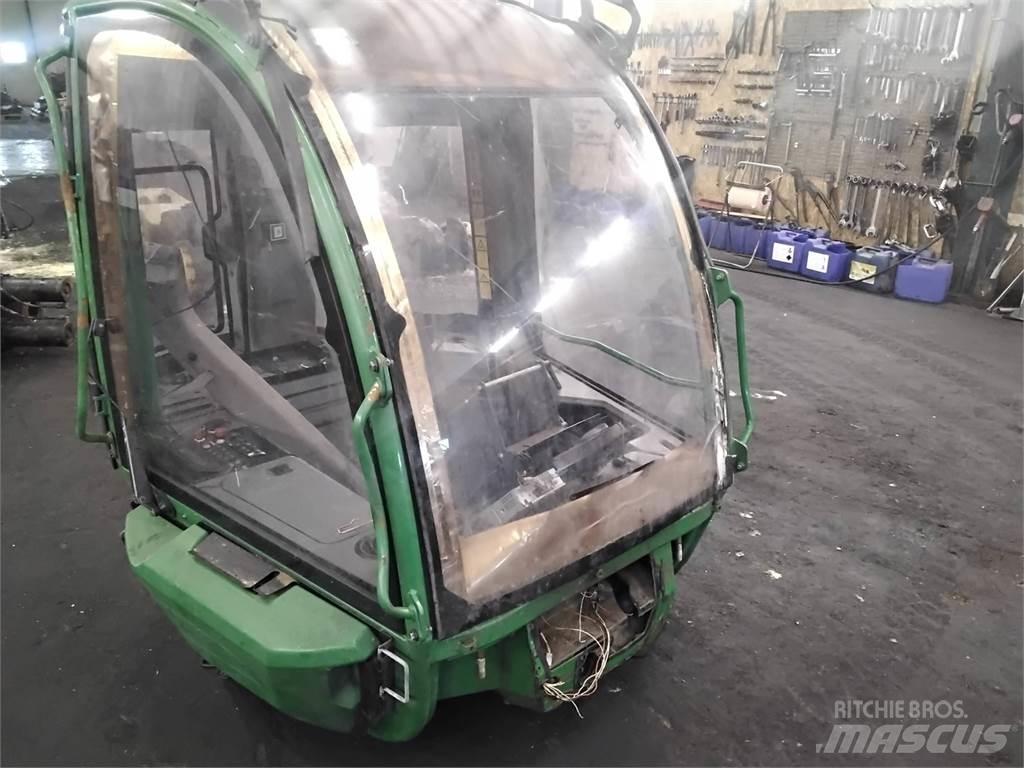John Deere 1270E Kabíny a interiér