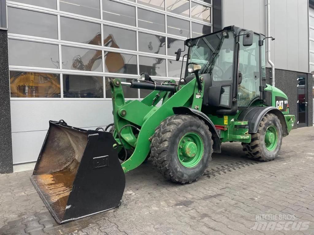 CAT 907H Kolesové nakladače