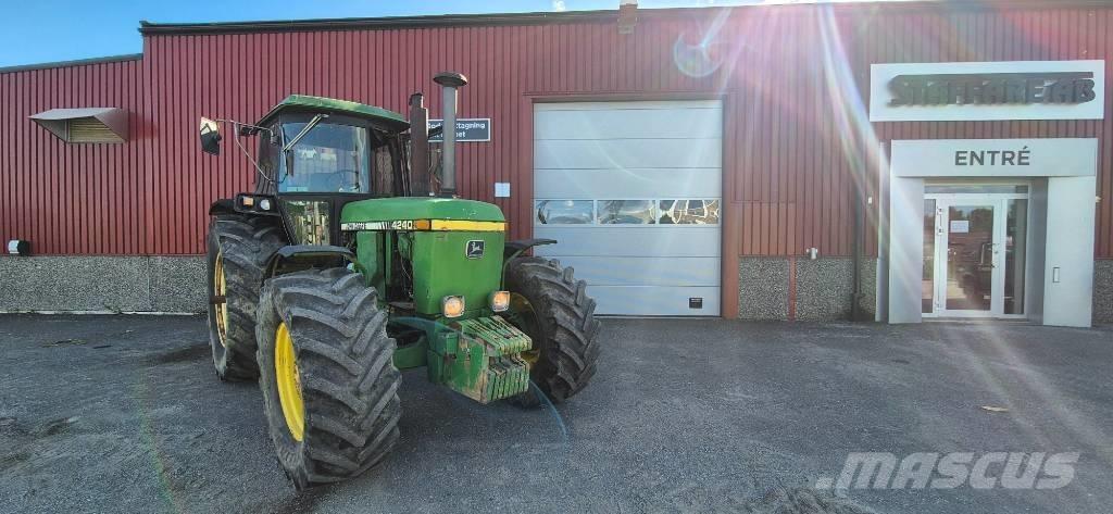 John Deere 4240 S Traktory