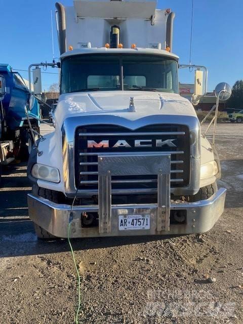 Mack GU813 Sklápače