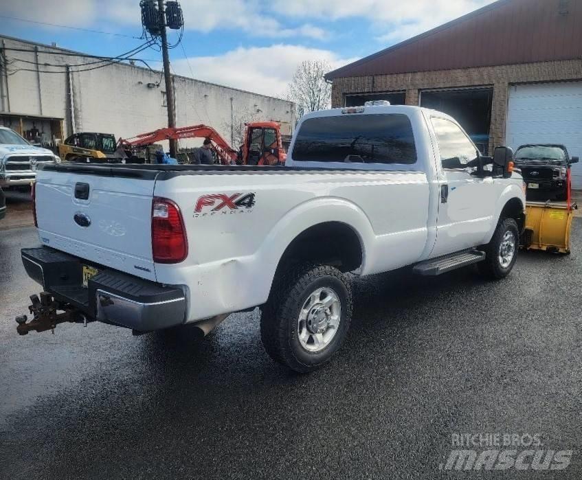 Ford F 250 FX4 Snežné pluhy, predné snežné radlice