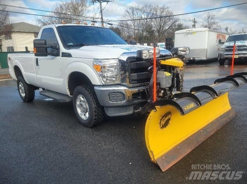 Ford F 250 FX4 Snežné pluhy, predné snežné radlice
