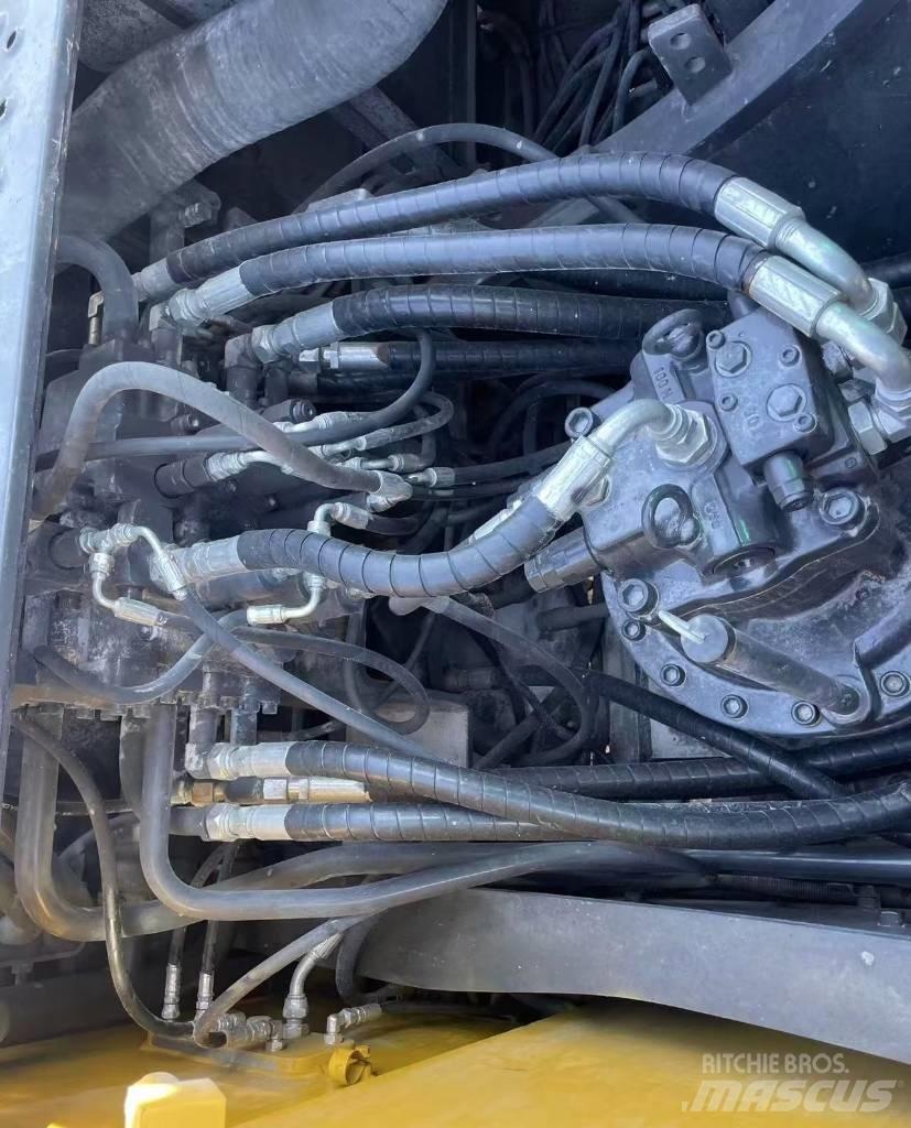 Volvo 240 CLD Pásové rýpadlá