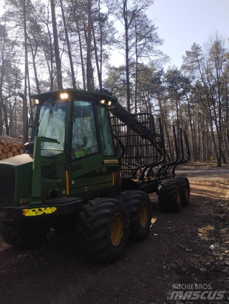 John Deere 810D Lesné traktory