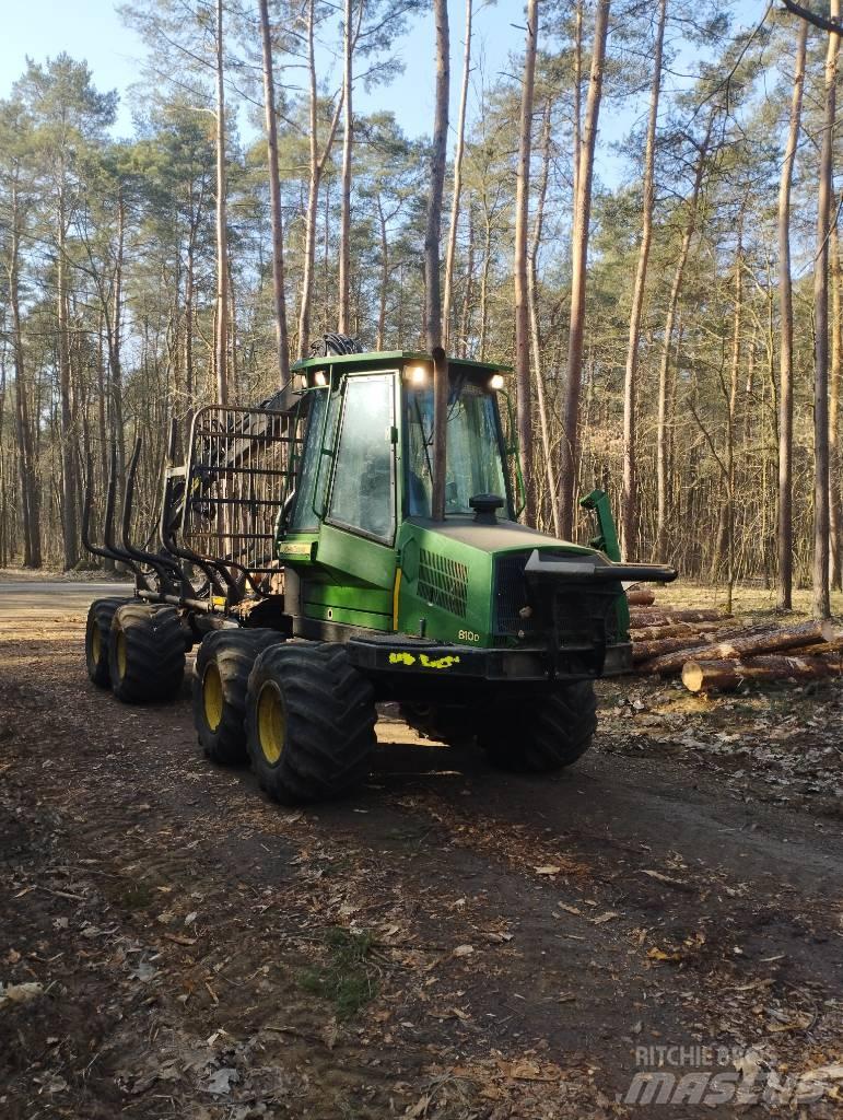 John Deere 810D Lesné traktory