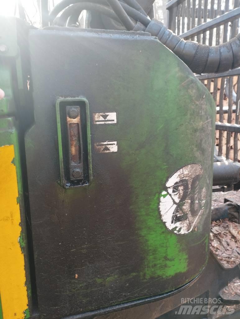 John Deere 810D Lesné traktory