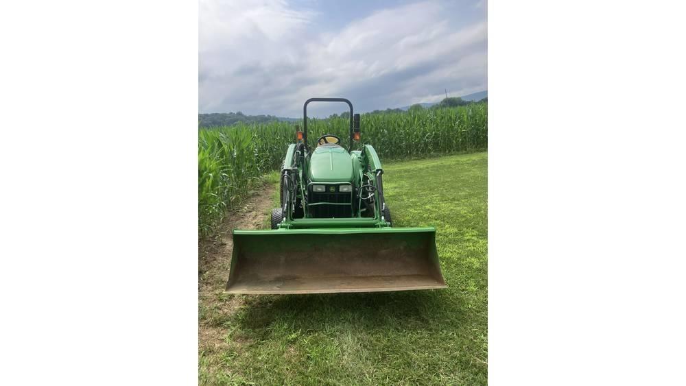 John Deere 4105 Traktory