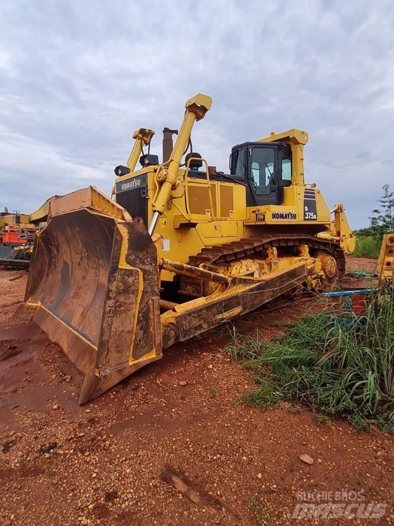 Komatsu D 375 A Pásové dozéry