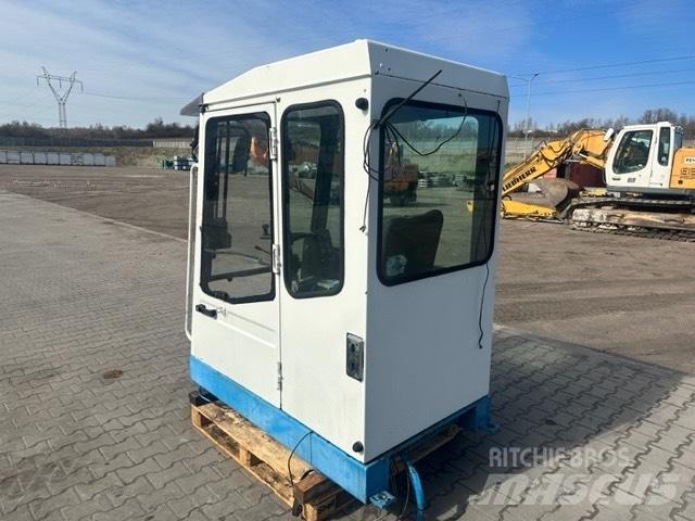 Fuchs MHL 330 Kabíny a interiér