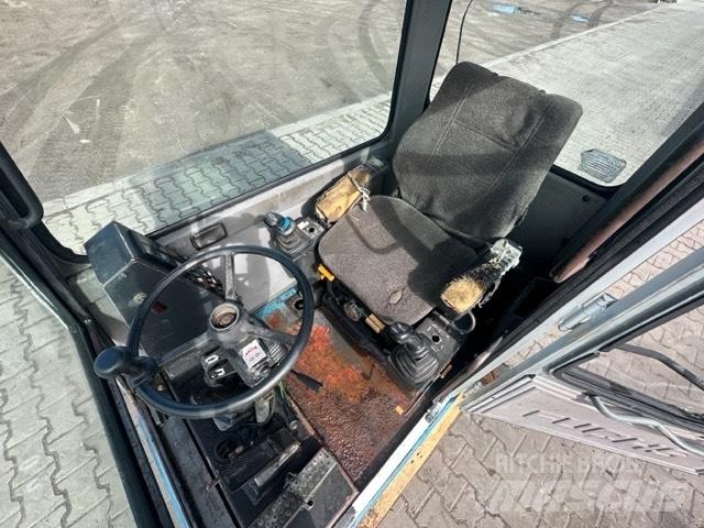 Fuchs MHL 330 Kabíny a interiér