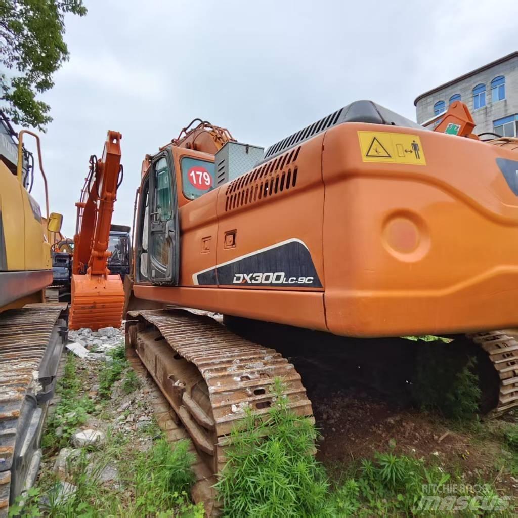Doosan DX 300 Pásové rýpadlá