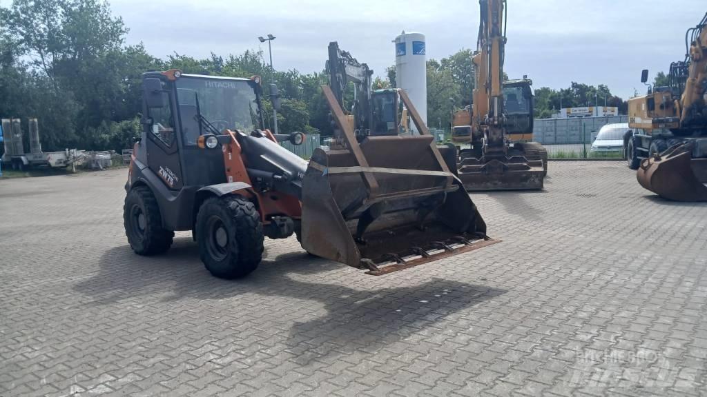 Hitachi ZW 75 Kolesové nakladače