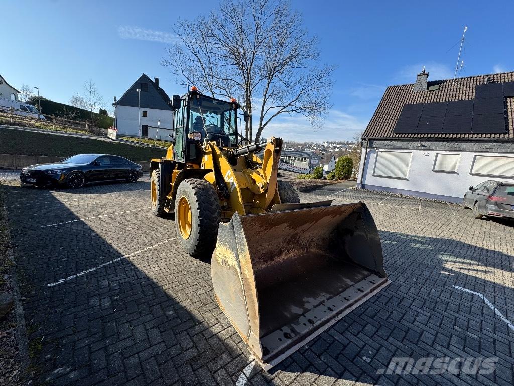 CAT 910M Kolesové nakladače