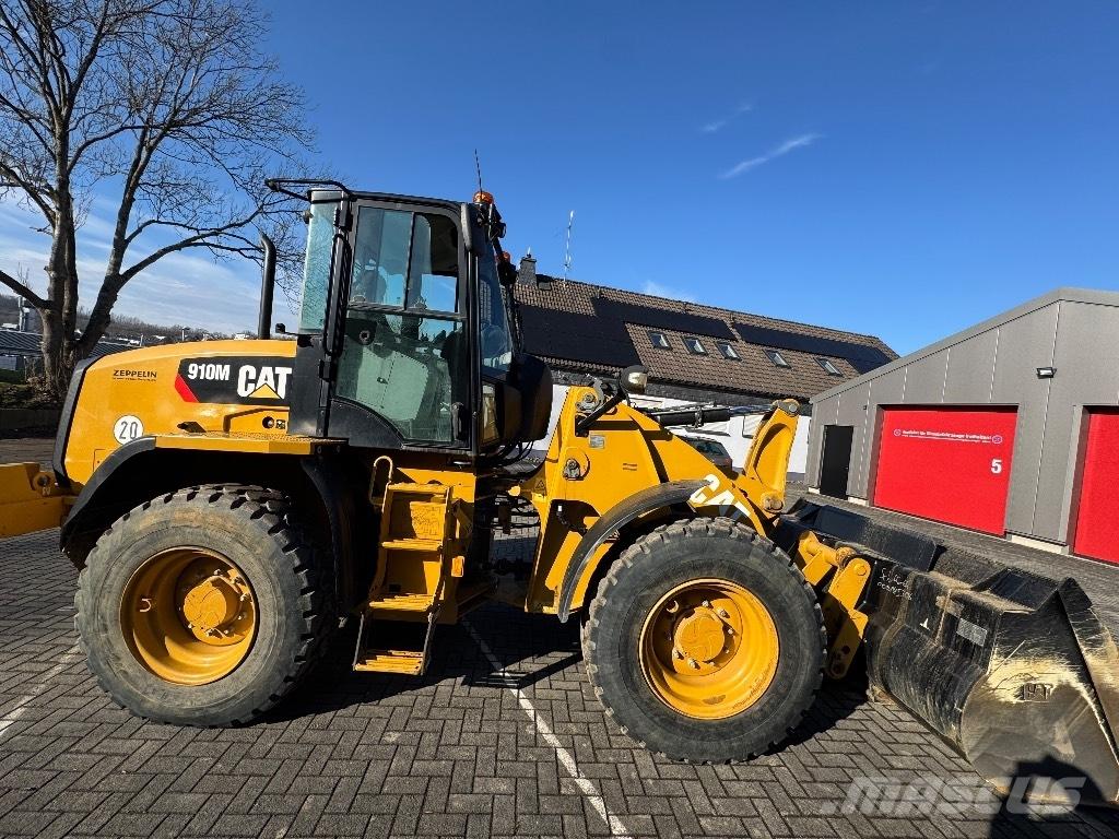CAT 910M Kolesové nakladače