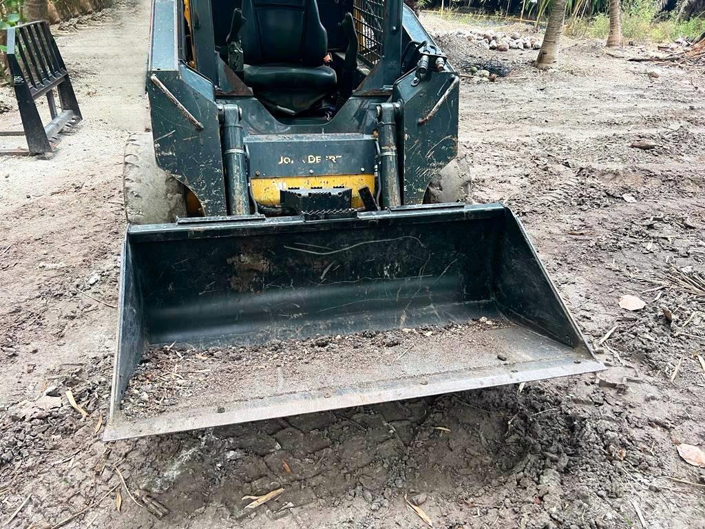 John Deere 312 Šmykom riadené nakladače