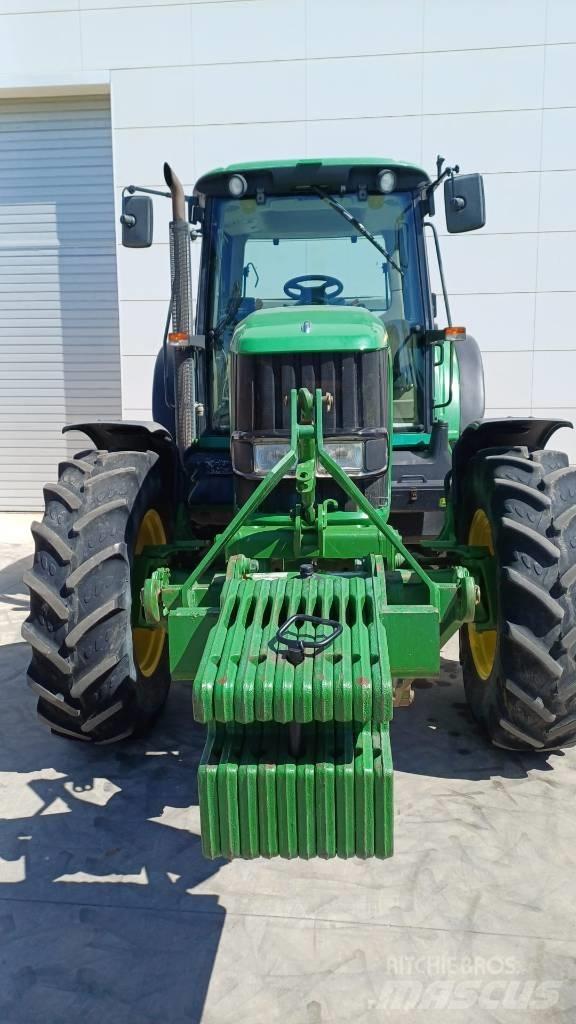John Deere 6820 Traktory