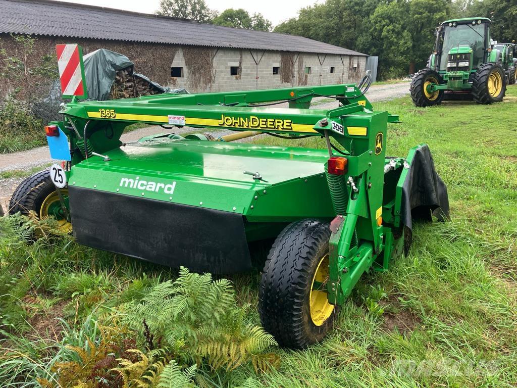 John Deere 1365 Kosačky namontované a ťahané