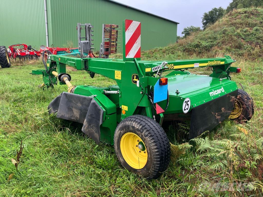 John Deere 1365 Kosačky namontované a ťahané