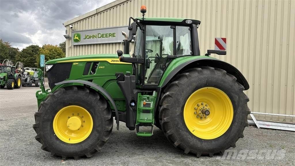 John Deere 6M240 Traktory