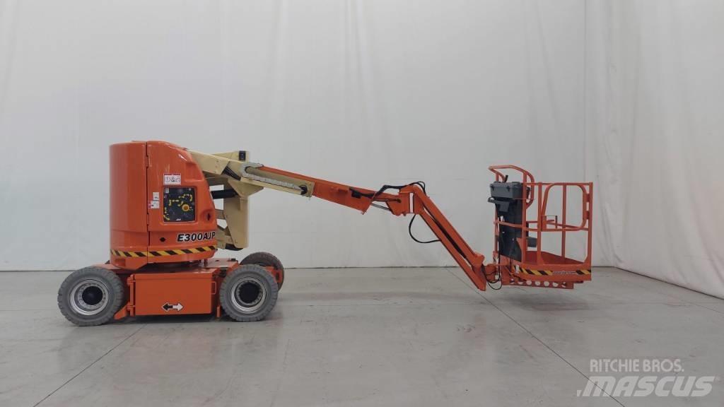 JLG E300AJP Kĺbové plošiny