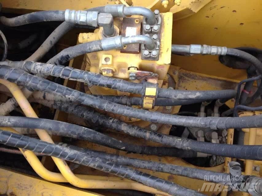 Komatsu pc220-7 Pásové rýpadlá