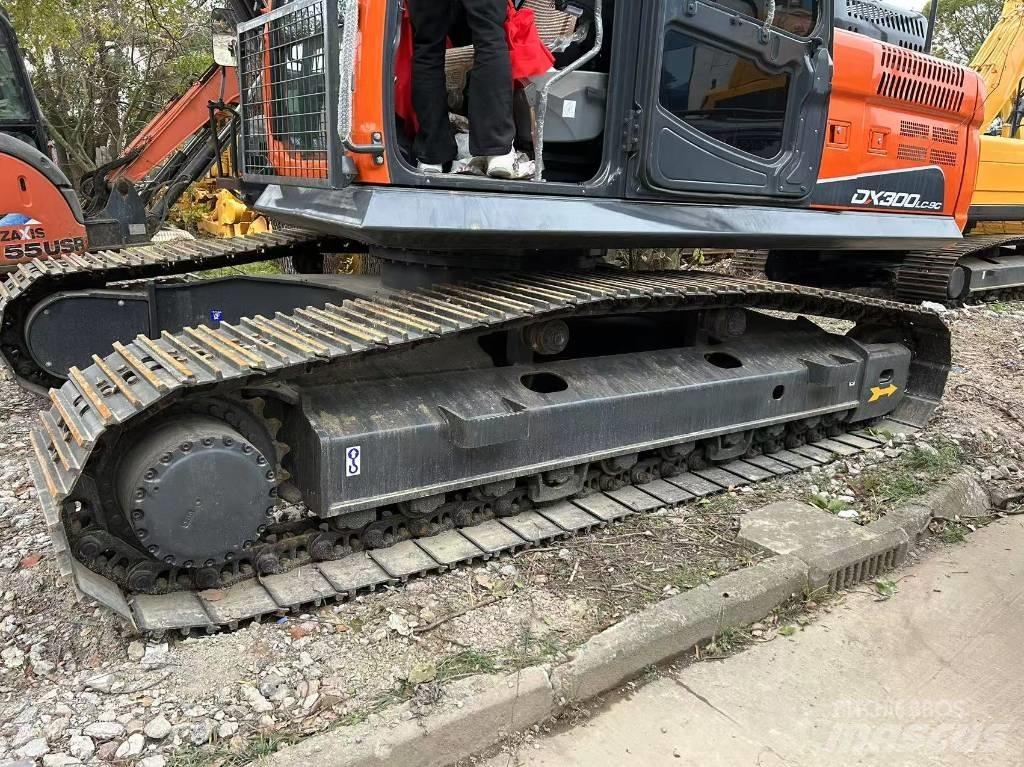 Doosan DX 300 Pásové rýpadlá