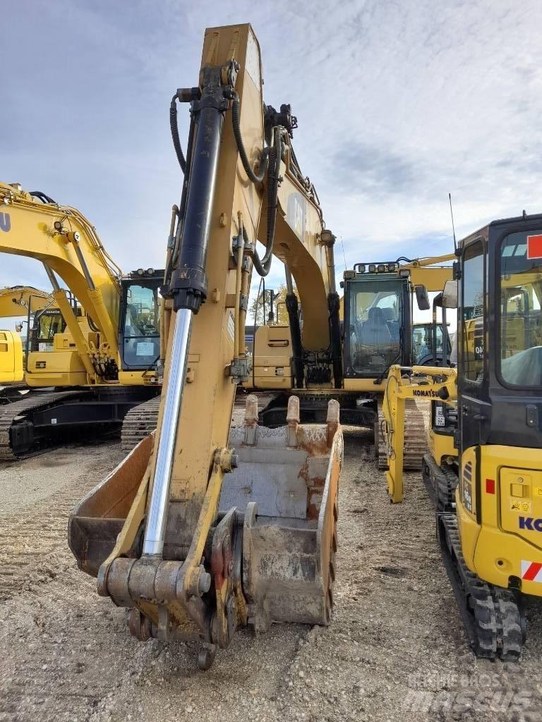 CAT 323 D Pásové rýpadlá