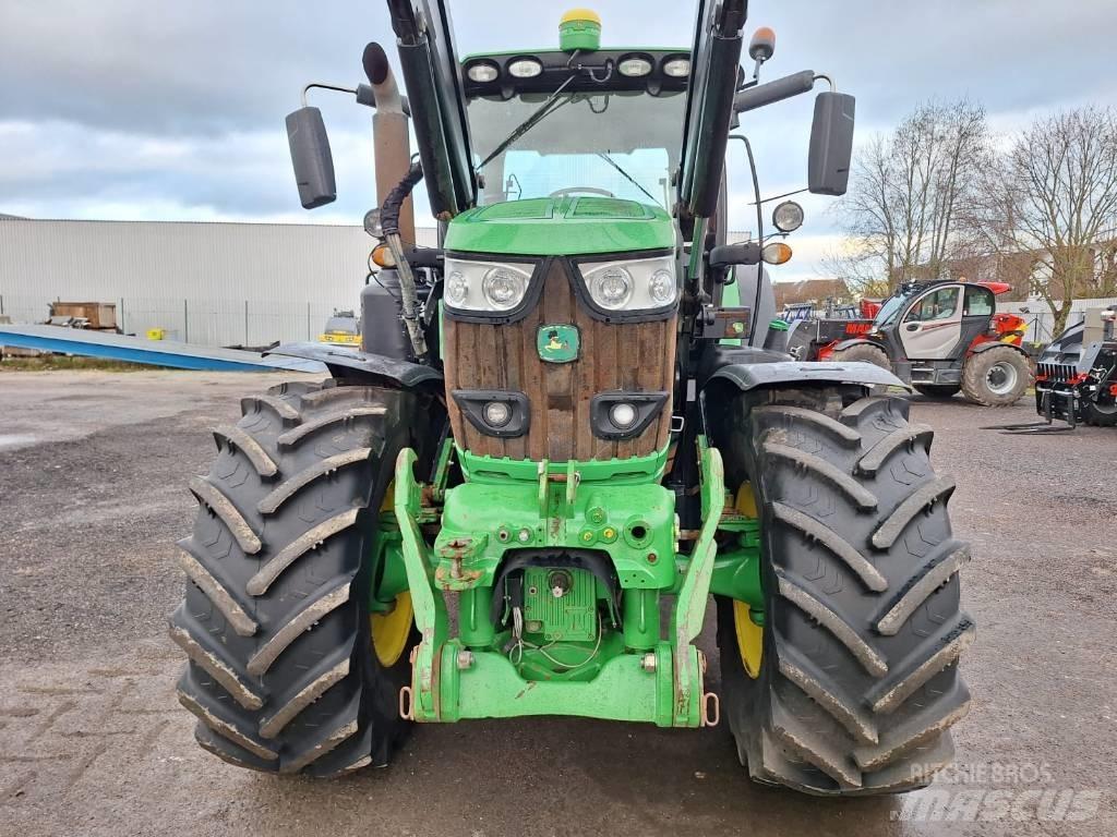 John Deere 6215R Traktory