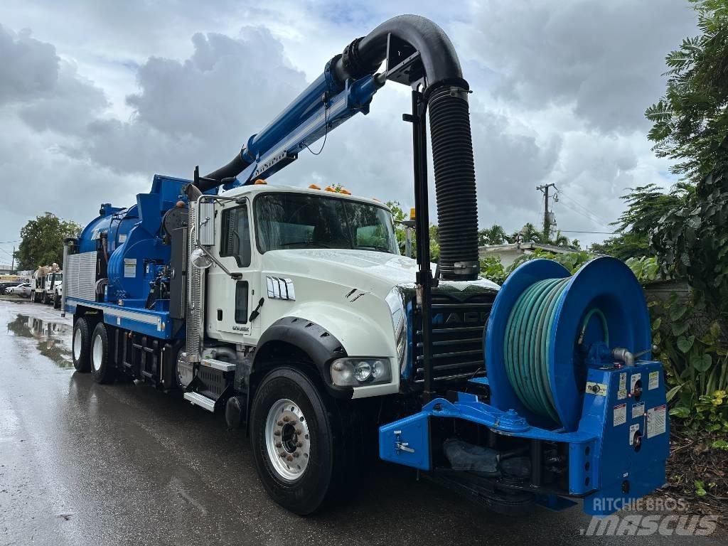 Mack GU713 Kombinované/Čerpacie cisterny