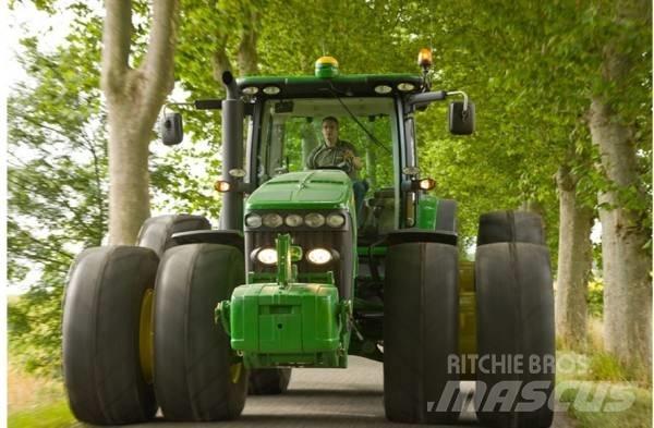 John Deere JD8270 Traktory