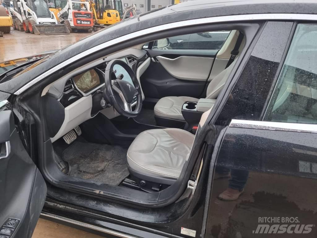 Tesla Model S P85D Automobily