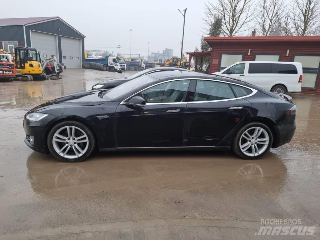 Tesla Model S P85D Automobily