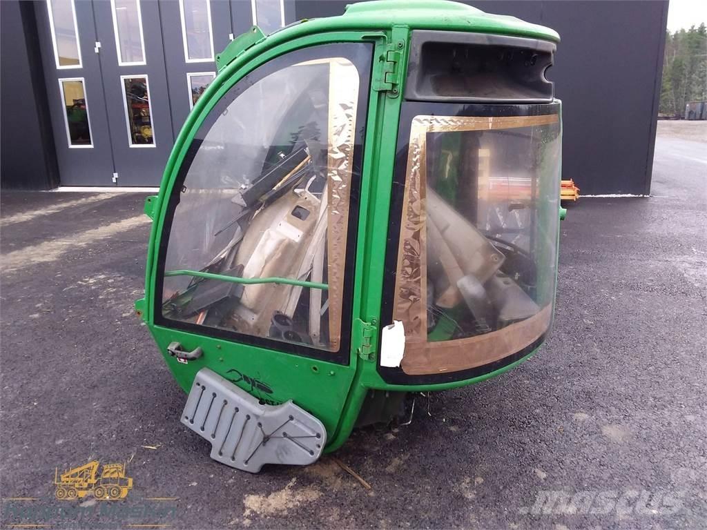 John Deere 1910e Kabíny a interiér