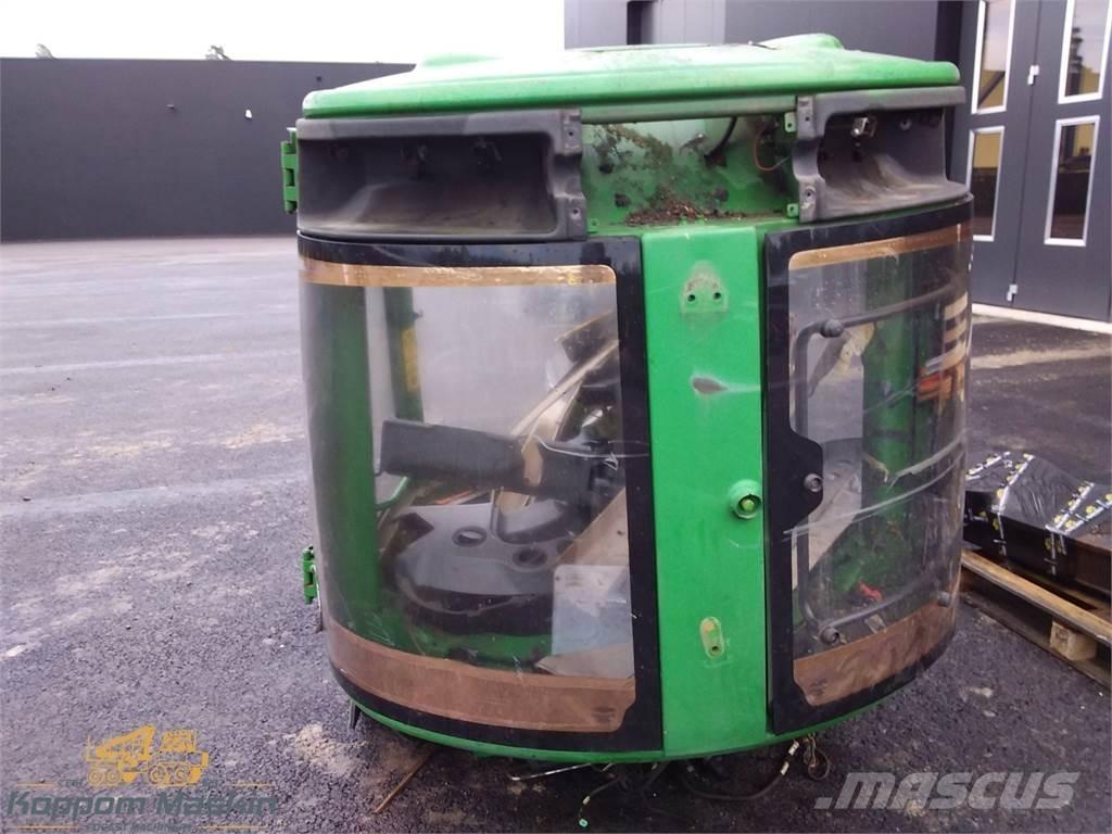 John Deere 1910e Kabíny a interiér