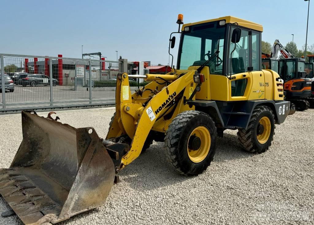 Komatsu WA 75 Kolesové nakladače