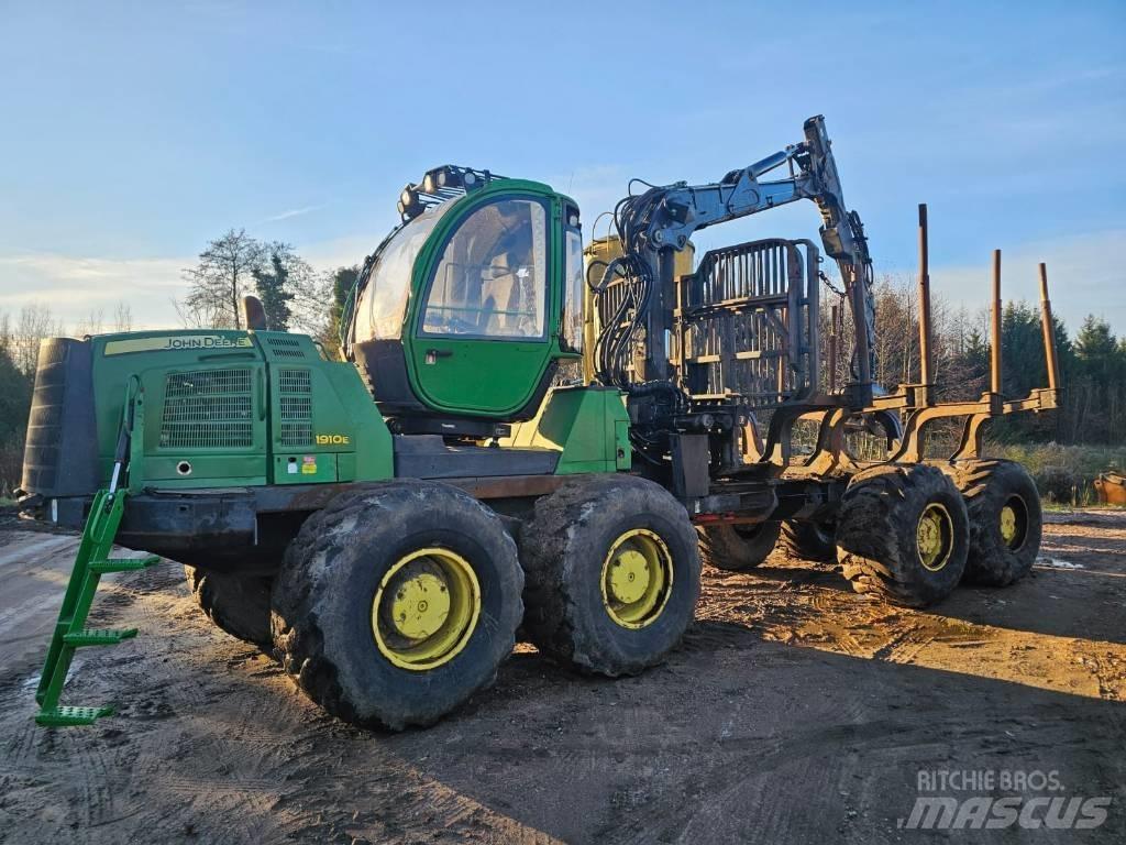 John Deere 1910 E Lesné traktory