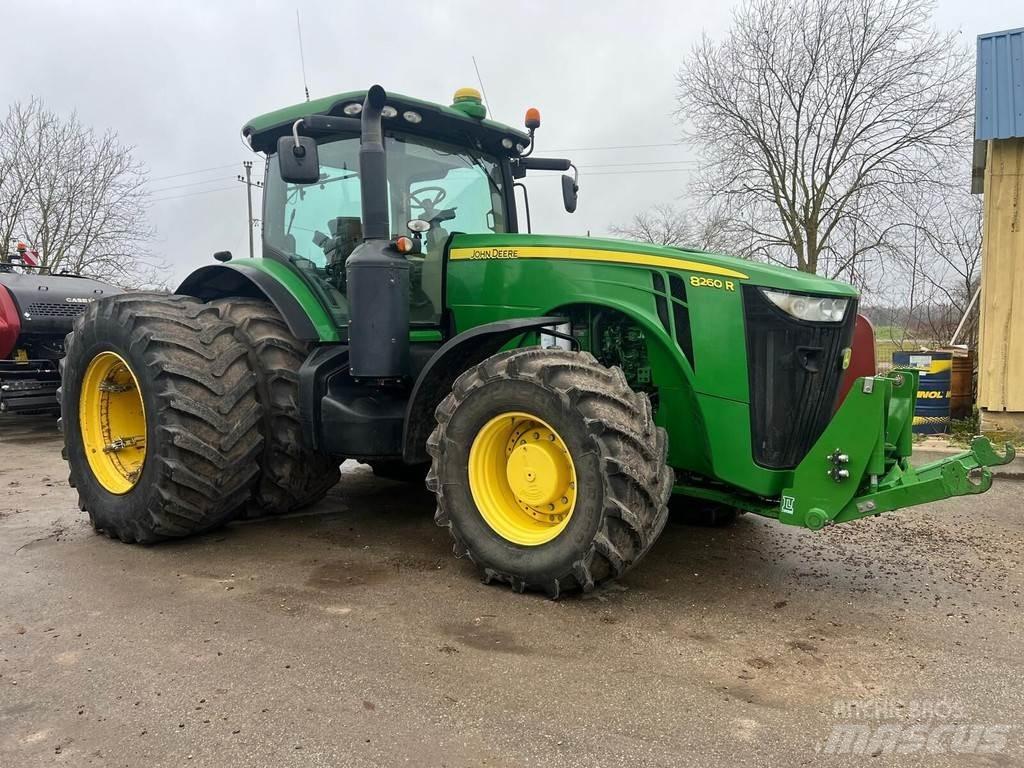 John Deere 8260R Traktory