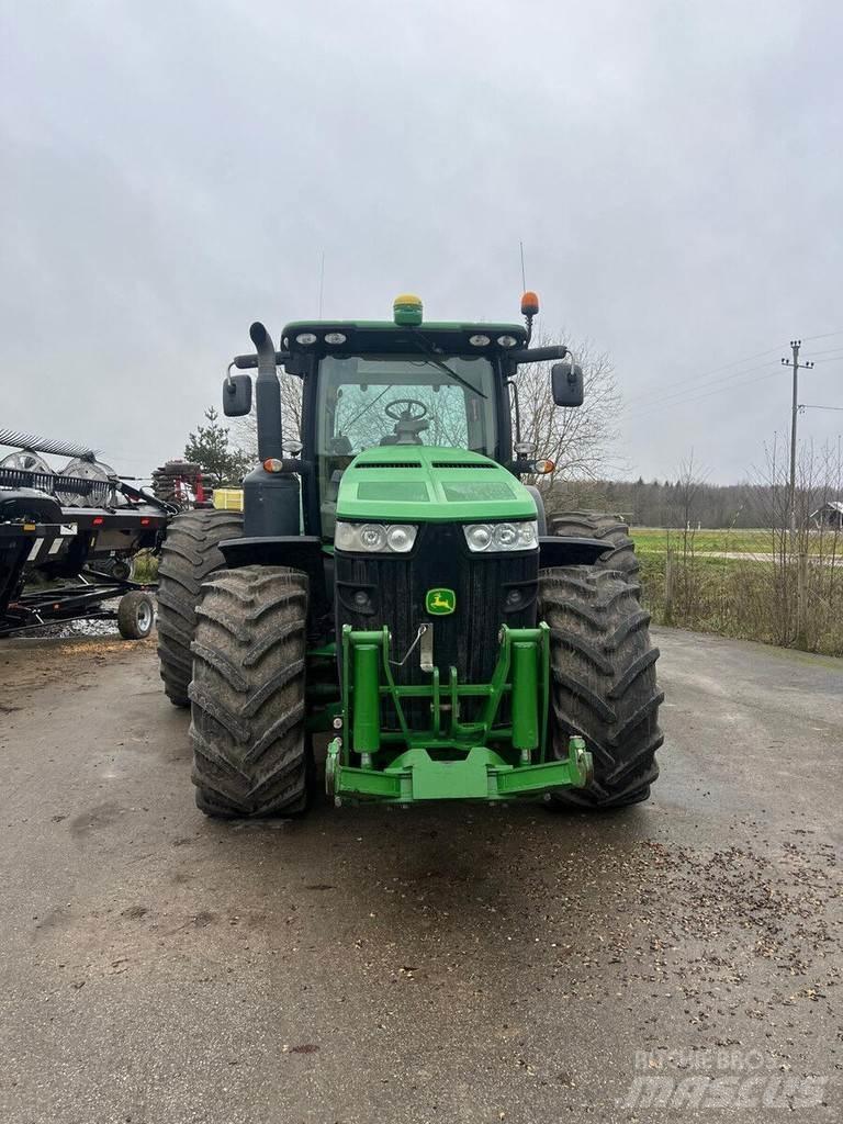 John Deere 8260R Traktory