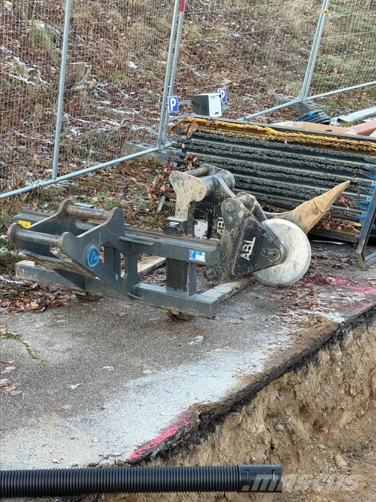 CAT M318 Kolesové rýpadlá