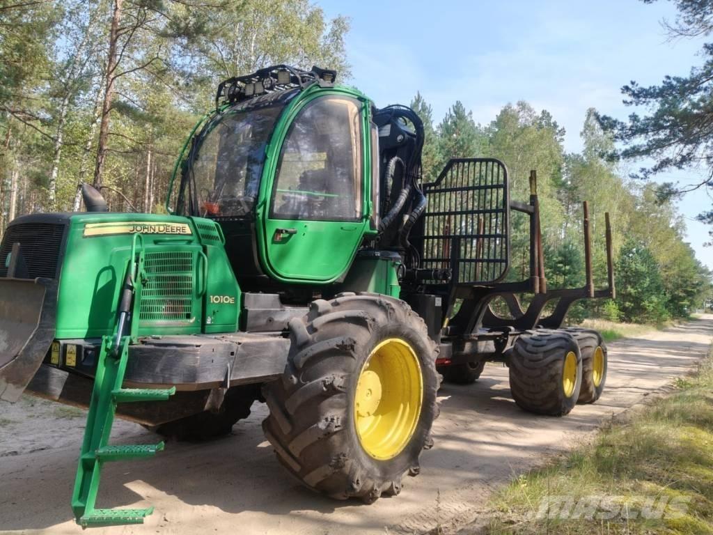 John Deere 1010 E Lesné traktory