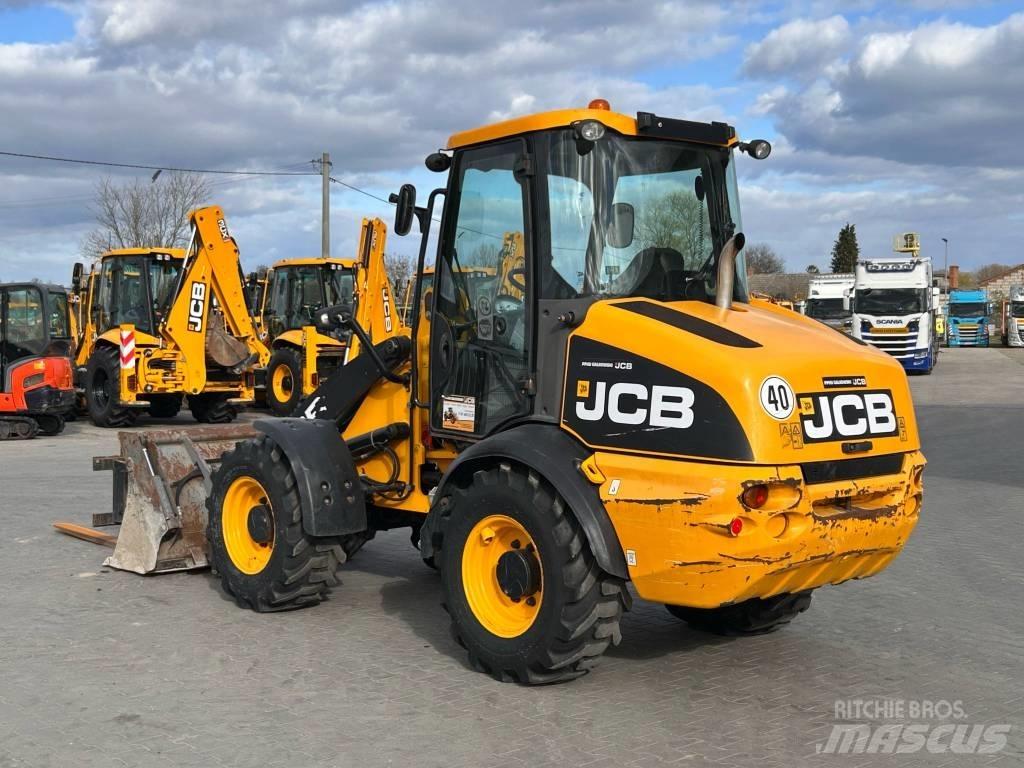 JCB 409 AGRI Kolesové nakladače