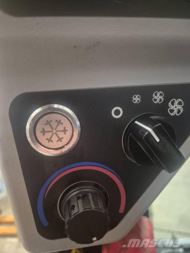 JCB 155 Šmykom riadené nakladače