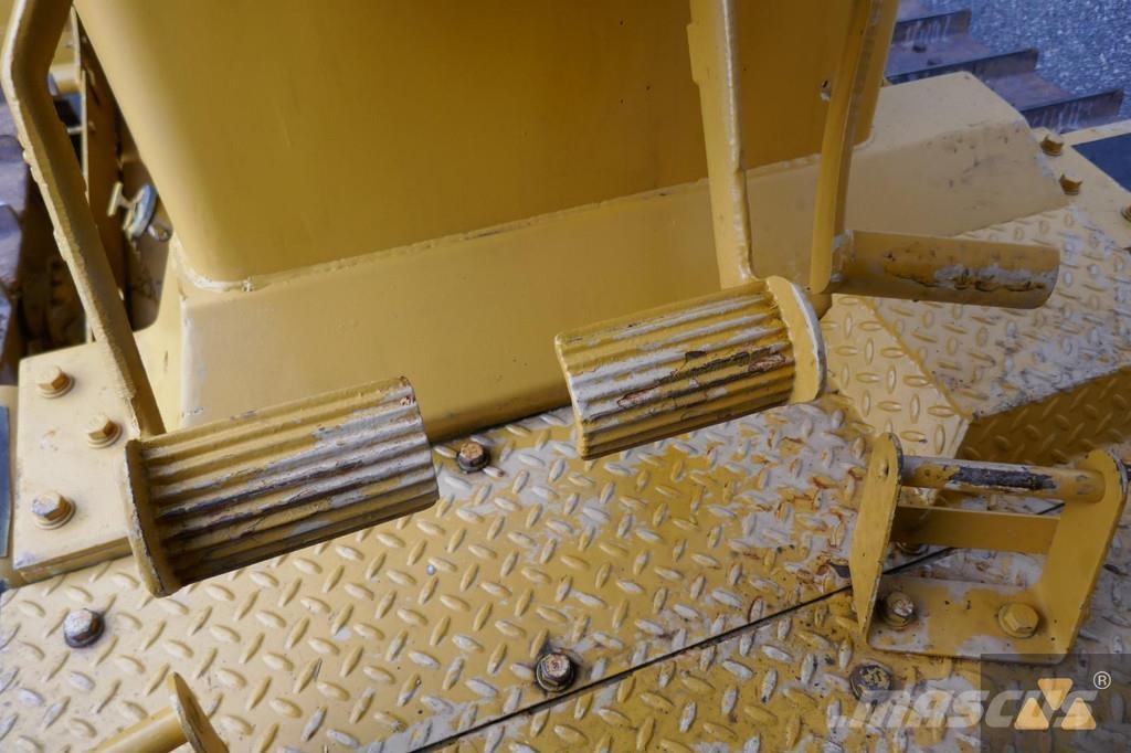 CAT D7G Ex-army Pásové dozéry